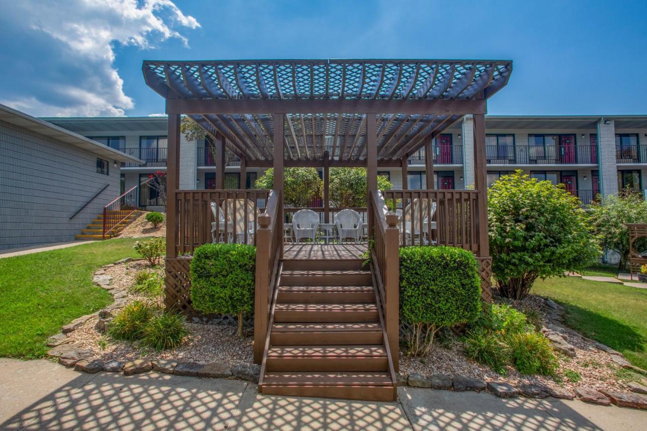 Ramada By Wyndham Branson Motel Exterior foto